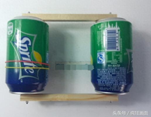 用易拉罐制造的小汽车，跑起来呜呜的，我看了也学会了