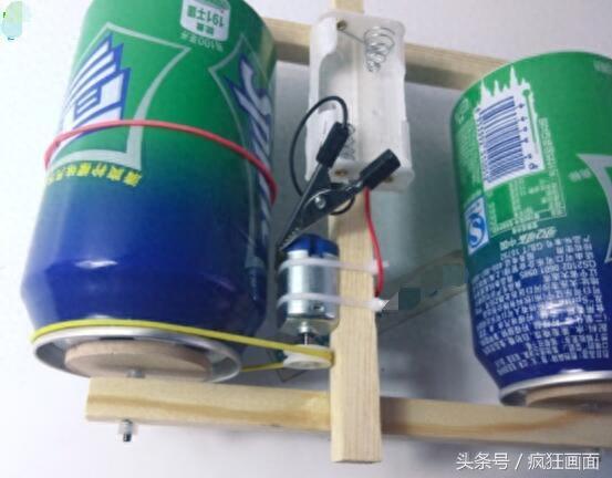 用易拉罐制造的小汽车，跑起来呜呜的，我看了也学会了