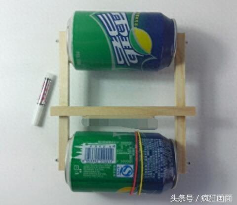 用易拉罐制造的小汽车，跑起来呜呜的，我看了也学会了