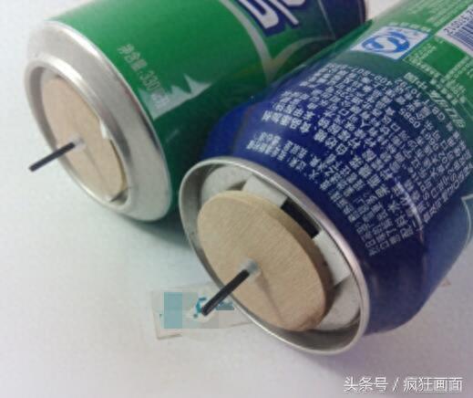 用易拉罐制造的小汽车，跑起来呜呜的，我看了也学会了