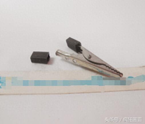 用易拉罐制造的小汽车，跑起来呜呜的，我看了也学会了