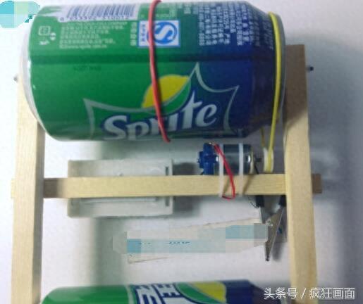 用易拉罐制造的小汽车，跑起来呜呜的，我看了也学会了