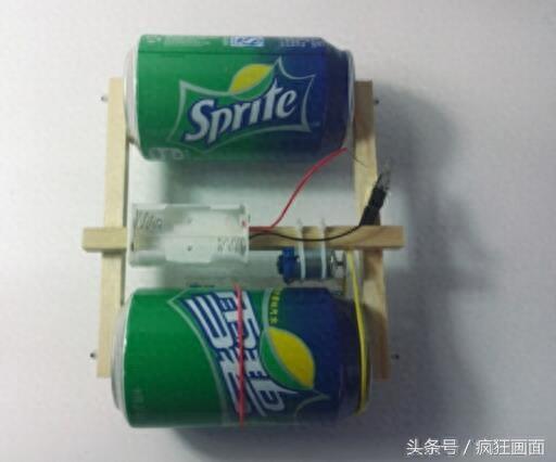 用易拉罐制造的小汽车，跑起来呜呜的，我看了也学会了