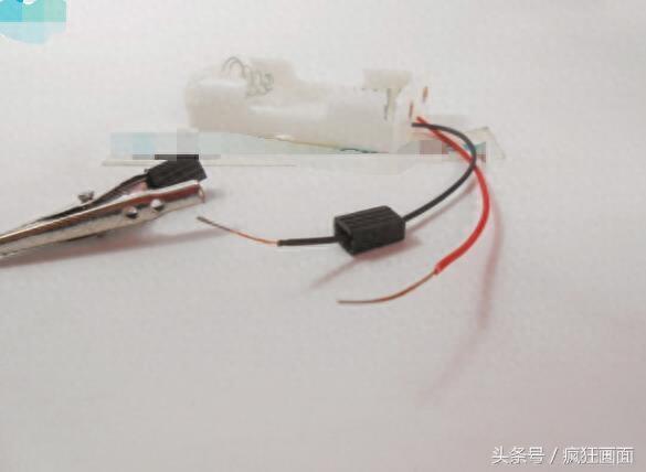 用易拉罐制造的小汽车，跑起来呜呜的，我看了也学会了