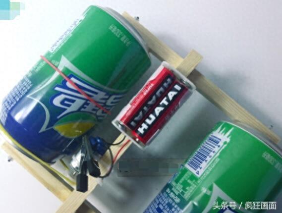 用易拉罐制造的小汽车，跑起来呜呜的，我看了也学会了