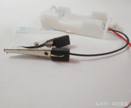 用易拉罐制造的小汽车，跑起来呜呜的，我看了也学会了