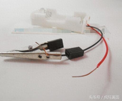 用易拉罐制造的小汽车，跑起来呜呜的，我看了也学会了