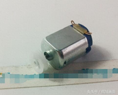 用易拉罐制造的小汽车，跑起来呜呜的，我看了也学会了
