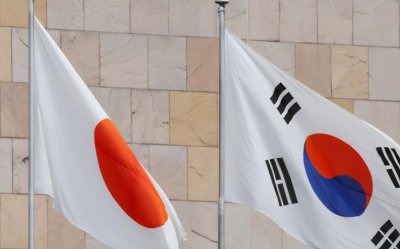 ​韩国“精日”男子，闯入中学，焚烧涂鸦本国国旗，校园插上太阳旗