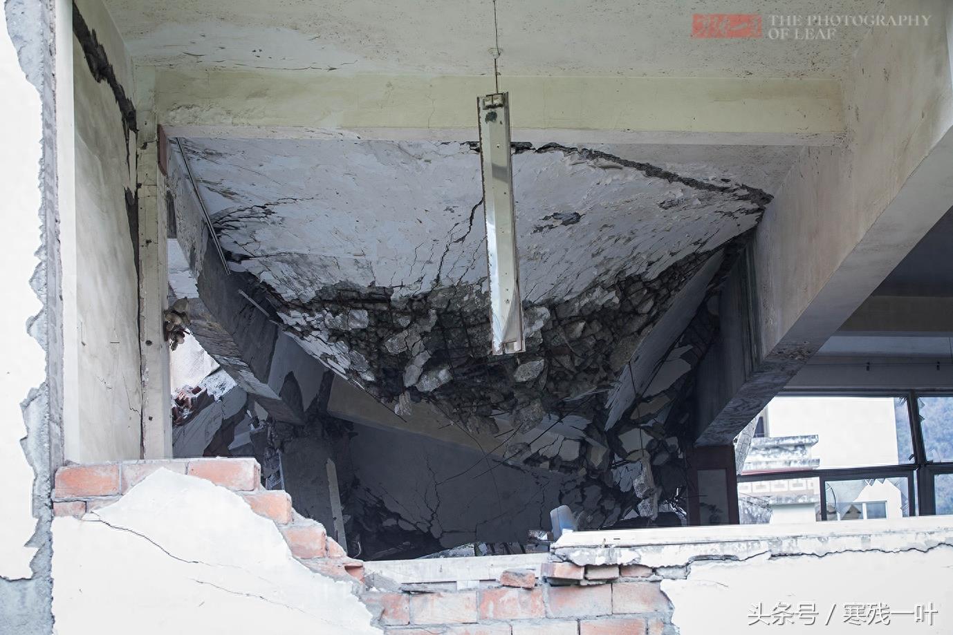 四川汶川特大地震漩口中学遗址，10年前被墙体压扁的桌椅仍在教室