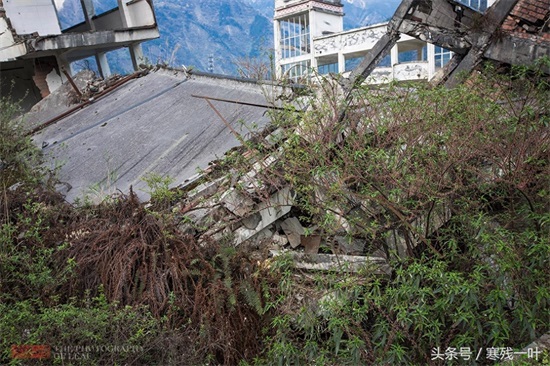 四川汶川特大地震漩口中学遗址，10年前被墙体压扁的桌椅仍在教室