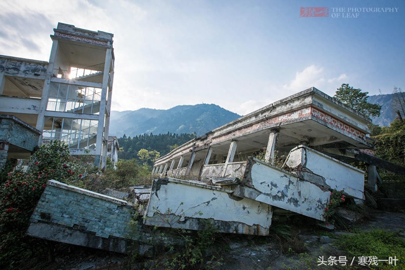 四川汶川特大地震漩口中学遗址，10年前被墙体压扁的桌椅仍在教室