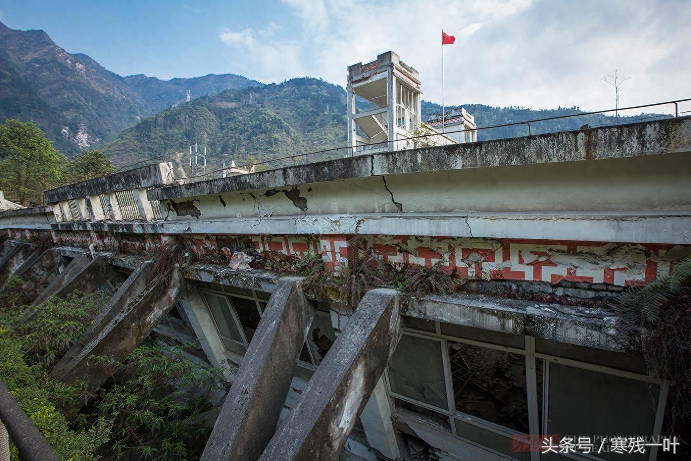四川汶川特大地震漩口中学遗址，10年前被墙体压扁的桌椅仍在教室