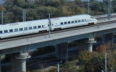 ​黔张常铁路26日正式通车，串起多个景点自带神仙颜值
