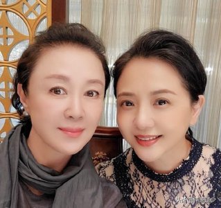 ​57岁傅艺伟罕见晒近照，头发稀疏显憔悴，跟陶慧敏合影引发回忆杀