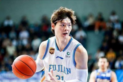 ​王哲林能有现在成就离不开两个人：一个是他自己，另一个是位美女