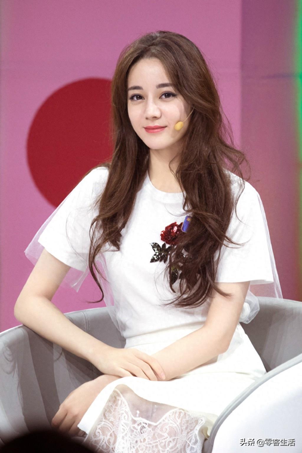 迪丽热巴工作室晒出一组新鲜的小热巴美照 热巴真的是光芒万丈