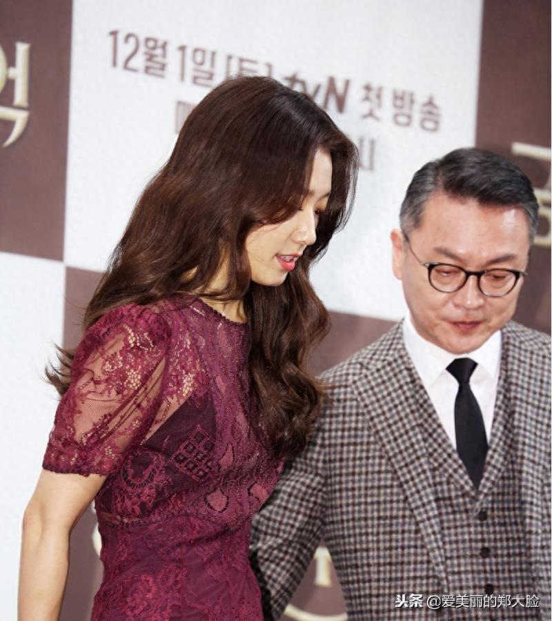 朴信惠与玄彬现身发布会男才女貌，恋爱后的朴信惠女人味十足