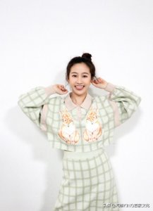 ​还记得“小黑魔仙”严莉莉吗？长大后刘美含颜值在线，少女感十足
