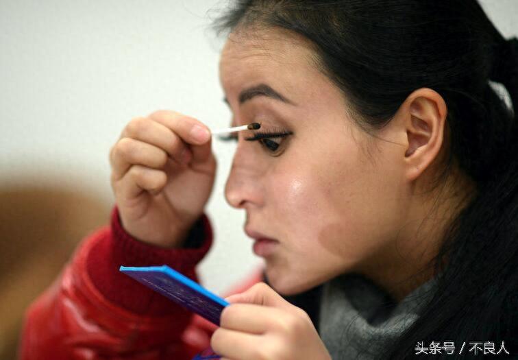 “武林宝贝”混迹搏击场 举牌月入上万