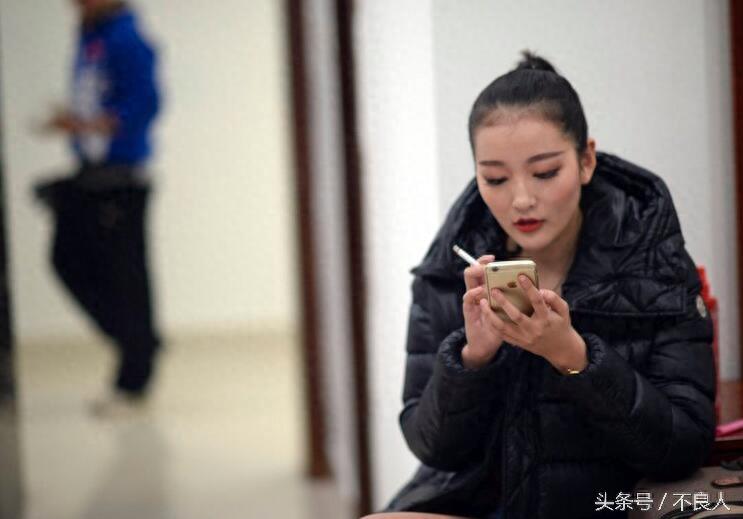 “武林宝贝”混迹搏击场 举牌月入上万