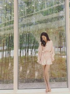 ​探秘佳依：腾讯背后的低调女明星及其职业生涯