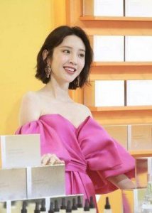 ​34岁唐艺昕携家人共度美好时光，粉色少女气息满满，满脸幸福感洋溢