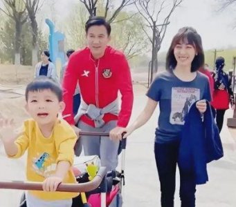 ​11岁出道，与张铁林同居，曾与吴京传绯闻，嫁给大23岁老公后被宠爱如公主