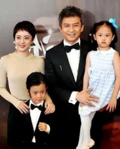 ​邓超孙俪合体亮相，孩子们颜值爆表引热议，家庭幸福成模范夫妻典范
