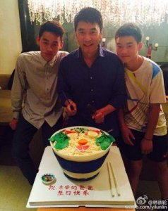 ​林依轮与儿子们的合影引发热议，两儿子长相被认为不及爸爸