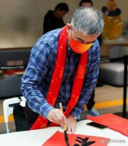​揭秘洪金宝嘴上疤痕的来源：自称是拍戏受伤，但导演揭示真相