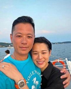 ​胡杏儿一家五口在海边共度美好时光，丈夫肩负重任，打造温馨家庭画面