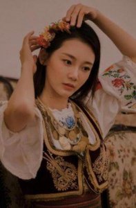 ​苗苗个人资料与年龄揭秘：她与郑恺的私下真实关系是什么？