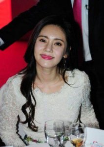 ​秋瓷炫家庭聚会热议：亲公公与调皮婆婆引发文化冲突讨论