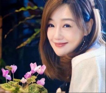​胡歌与薛佳凝分手原因揭秘：从恋人到朋友的转变分析