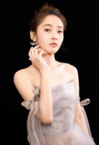 ​张佳宁：32岁仍出演少女角色，张晓龙带大外甥女，母亲再婚让她心力交瘁