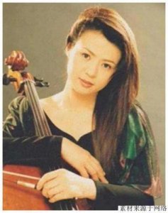 ​14年后，60岁王刚再当父亲，妻子郑艳东幸福生活揭秘