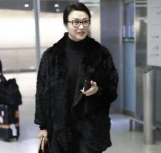 ​54岁金星重返男性身份？素颜男装亮相机场，性别问题再度引发热议
