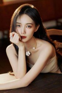 ​虞书欣与李一桐同框：绝美师徒情与性感魅力全面展现