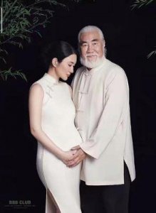 ​73岁张纪中家庭添丁，妻子迎来第四胎