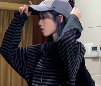 ​美女网红“井川里予”晒照引争议，穿衣自由还是低俗擦边？