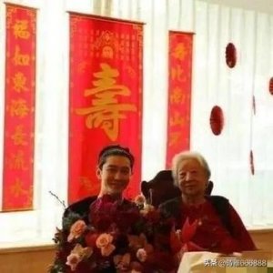 ​黄晓明悼念姥姥：怀念95岁慈祥天使的无私奉献与爱