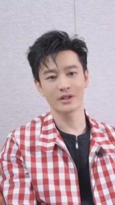 ​黄晓明近年变轨引发替身传闻，昔日光辉为何变成油腻代言人？