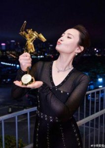 ​蒋勤勤49岁戴老花镜武汉尝美味，尽情享受手抓猪排无惧减肥