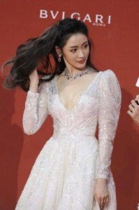 ​拒绝畸形审美：关晓彤与张天爱的时尚活动对比解析