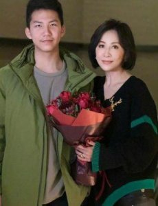 ​刘嘉玲认胡军儿子为干儿子，赠200平大别墅，娱乐圈亲情纯粹
