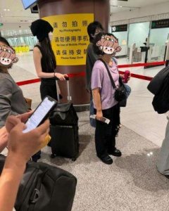 ​王菲送女儿赴英留学，母女俩机场相遇，李嫣形象突变引人关注