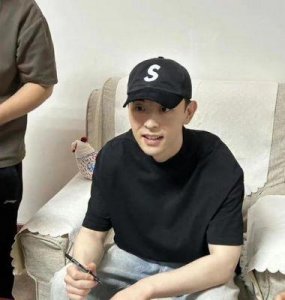 ​被“封杀”两年后，邓伦近况曝光！网友：完全认不出了