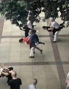 ​揭秘老汉推车：情爱的高难度动作与安全