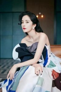 ​女星杨幂到底多有钱，杨幂被爆身家达45亿？爸爸住十万一平的房子